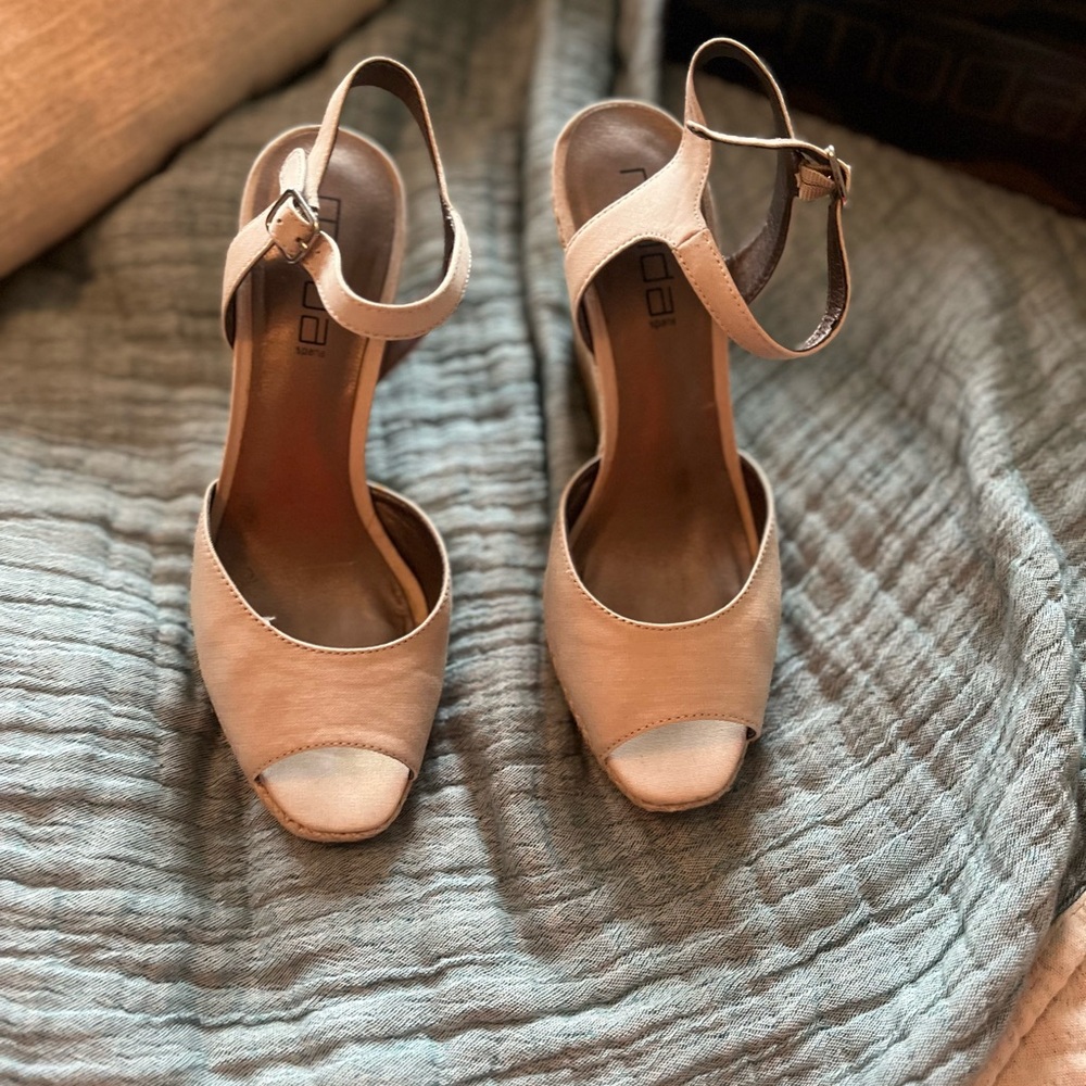 Moda Spana Cream Open-Toe wedge Heels 8